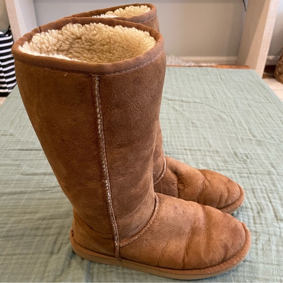 UGG Classic II Genuine Shearling Lined Tall Boot - Picture 10 of 10